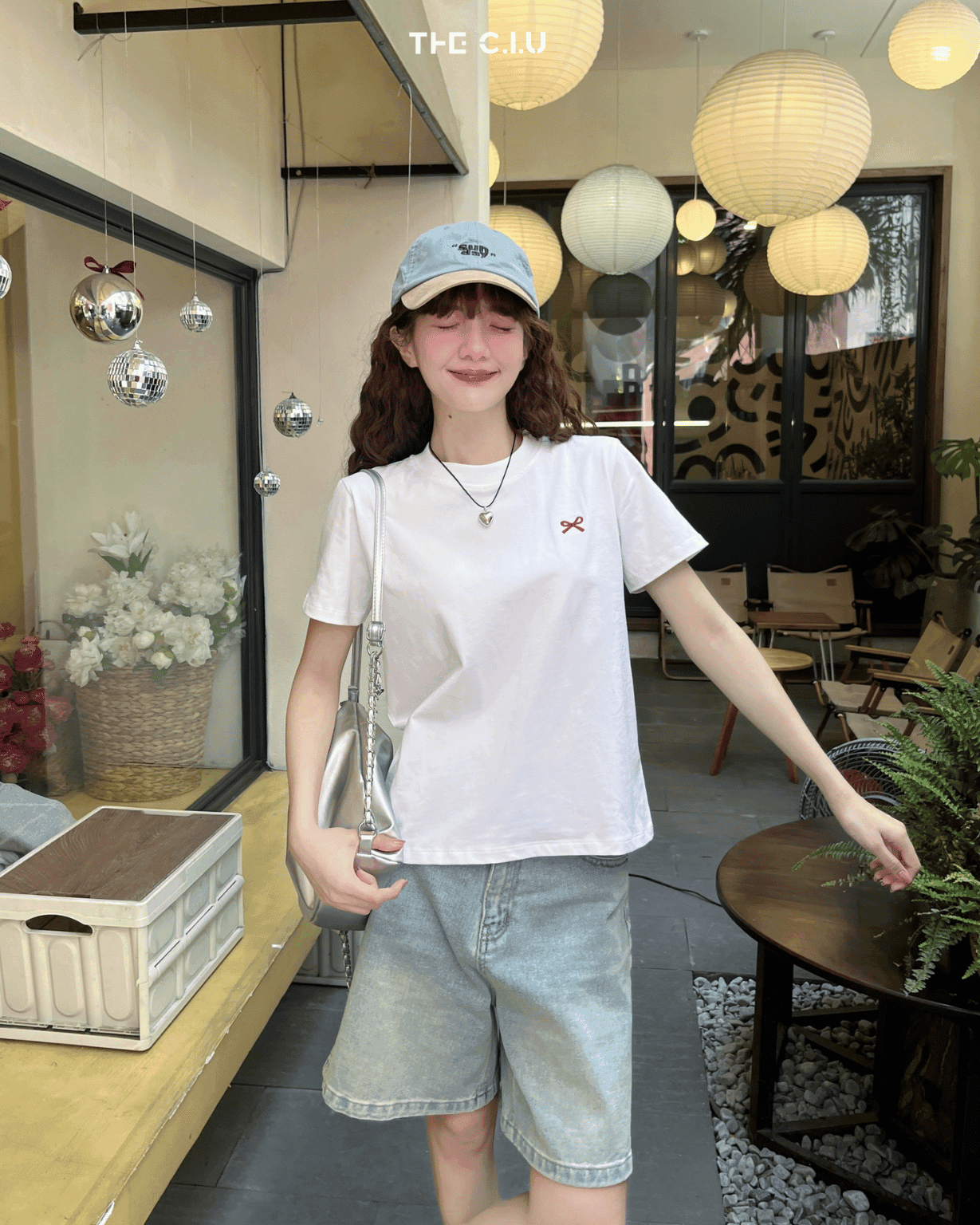 Áo Thun Nữ Và Những Cách Phối Cực Trendy Cho Năm Mới 2025
