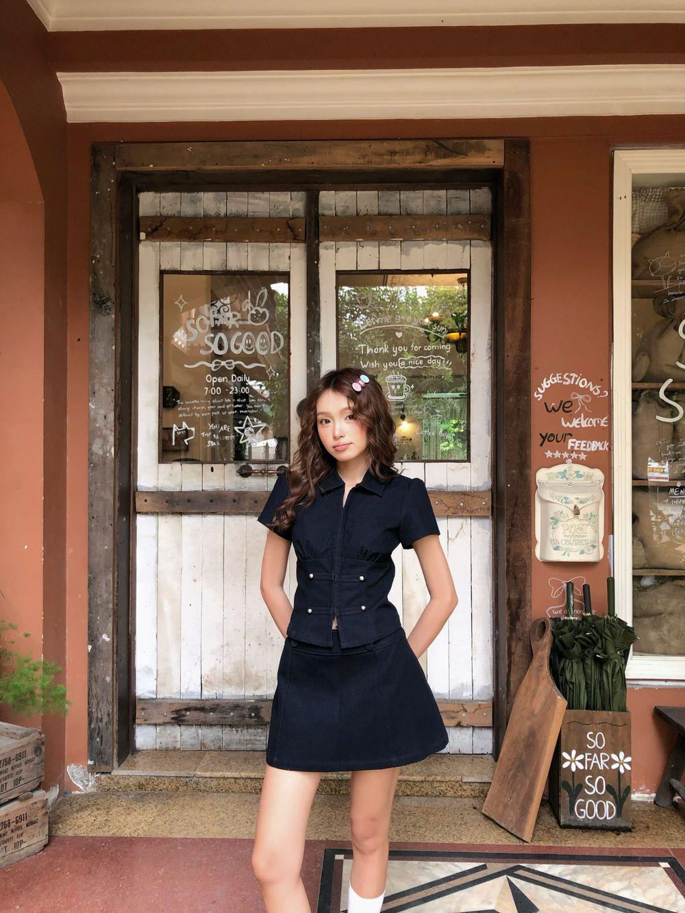 Áo kiểu cổ sơ mi chiết eo phối nút Ivy Top